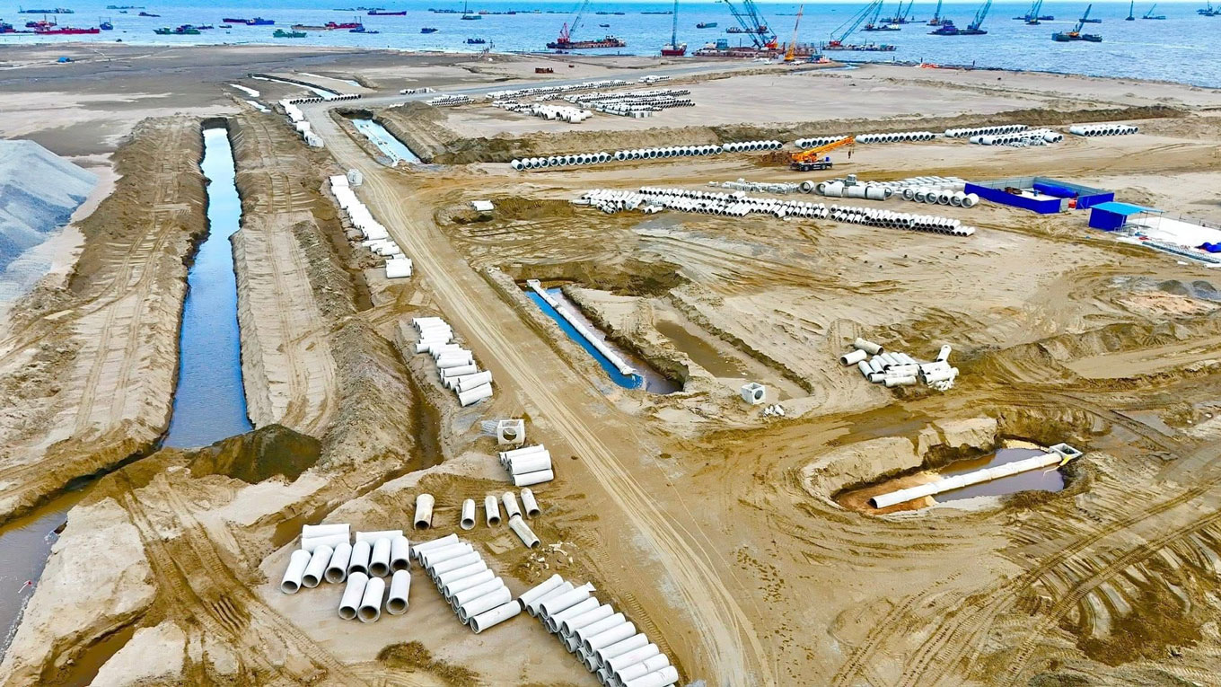 Công tác san lấp mặt bằng và thi công hạ tầng kỹ thuật – Máy móc, thiết bị hiện đại hoạt động liên tục, đẩy nhanh tiến độ hoàn thiện nền móng.
