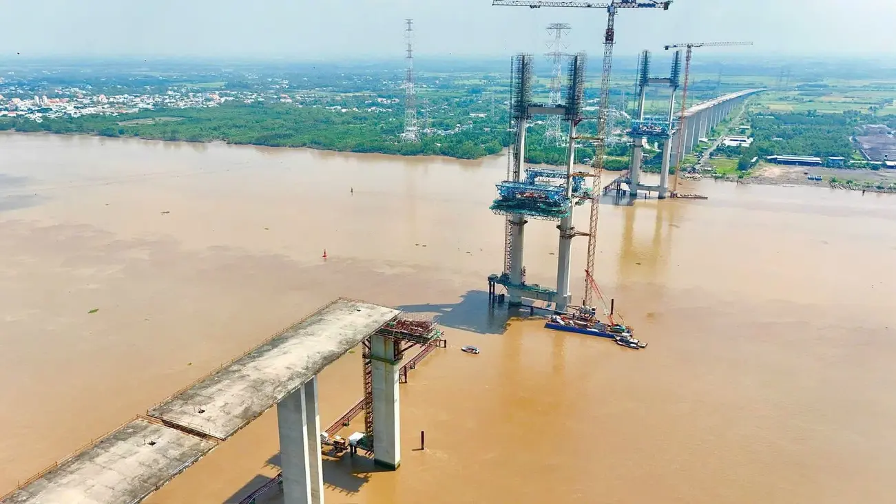 Cầu Phước Khánh đang được thi công khẩn trương, dự kiến hoàn thành vào năm 2026, góp phần thúc đẩy phát triển Cần Giờ.
