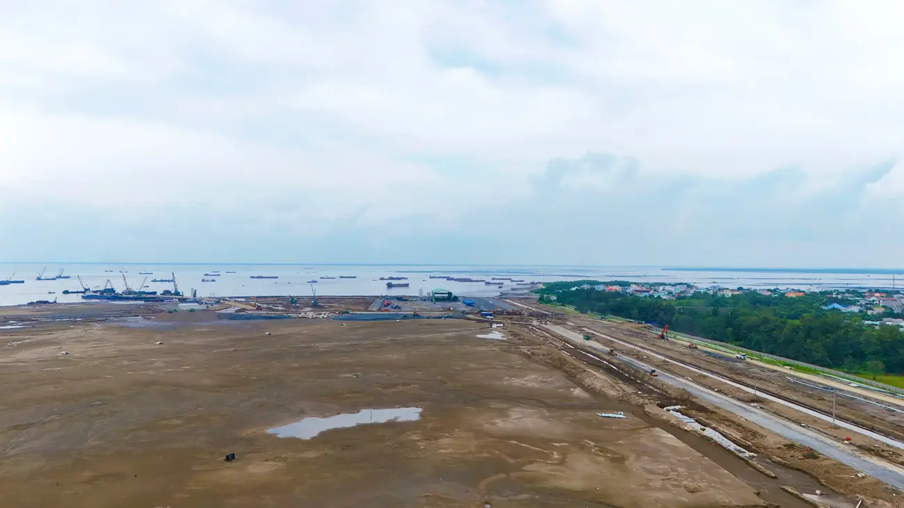 Công trường Vinhomes Green Paradise Cần Giờ sau hơn 5 tháng triển khai, hạ tầng nội khu đang dần hình thành.