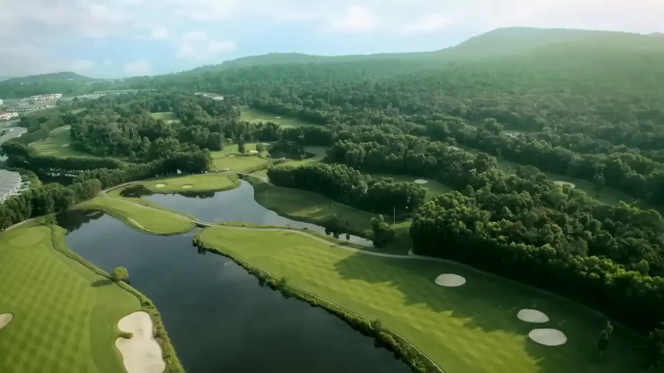 Hình ảnh sân golf tại Vinhomes Green Paradise Cần Giờ, nơi thiên nhiên và thiết kế đẳng cấp hòa quyện hoàn hảo.