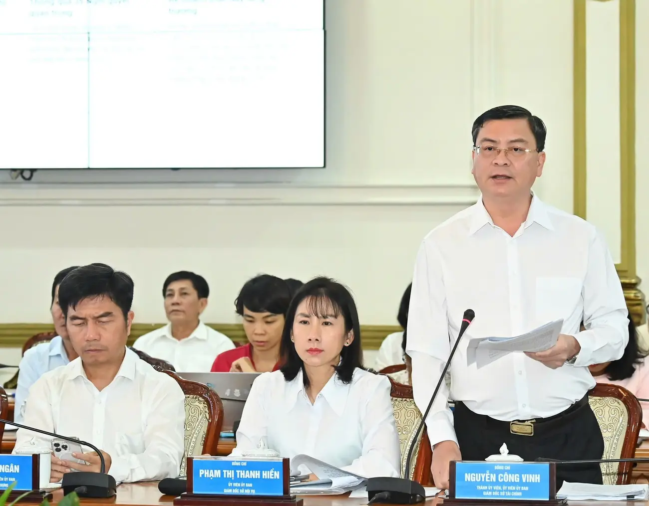 Ông Nguyễn Công Vinh báo cáo tại phiên họp kinh tế – xã hội về sự đóng góp ngân sách từ dự án Vinhomes Green Paradise.