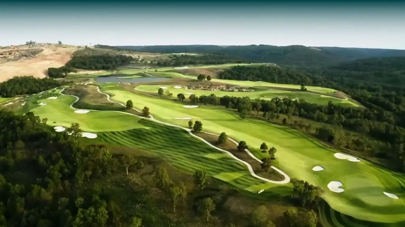 Sân golf 18 hố chuẩn quốc tế tại Vinhomes Green Paradise Cần Giờ, do huyền thoại Tiger Woods thiết kế.