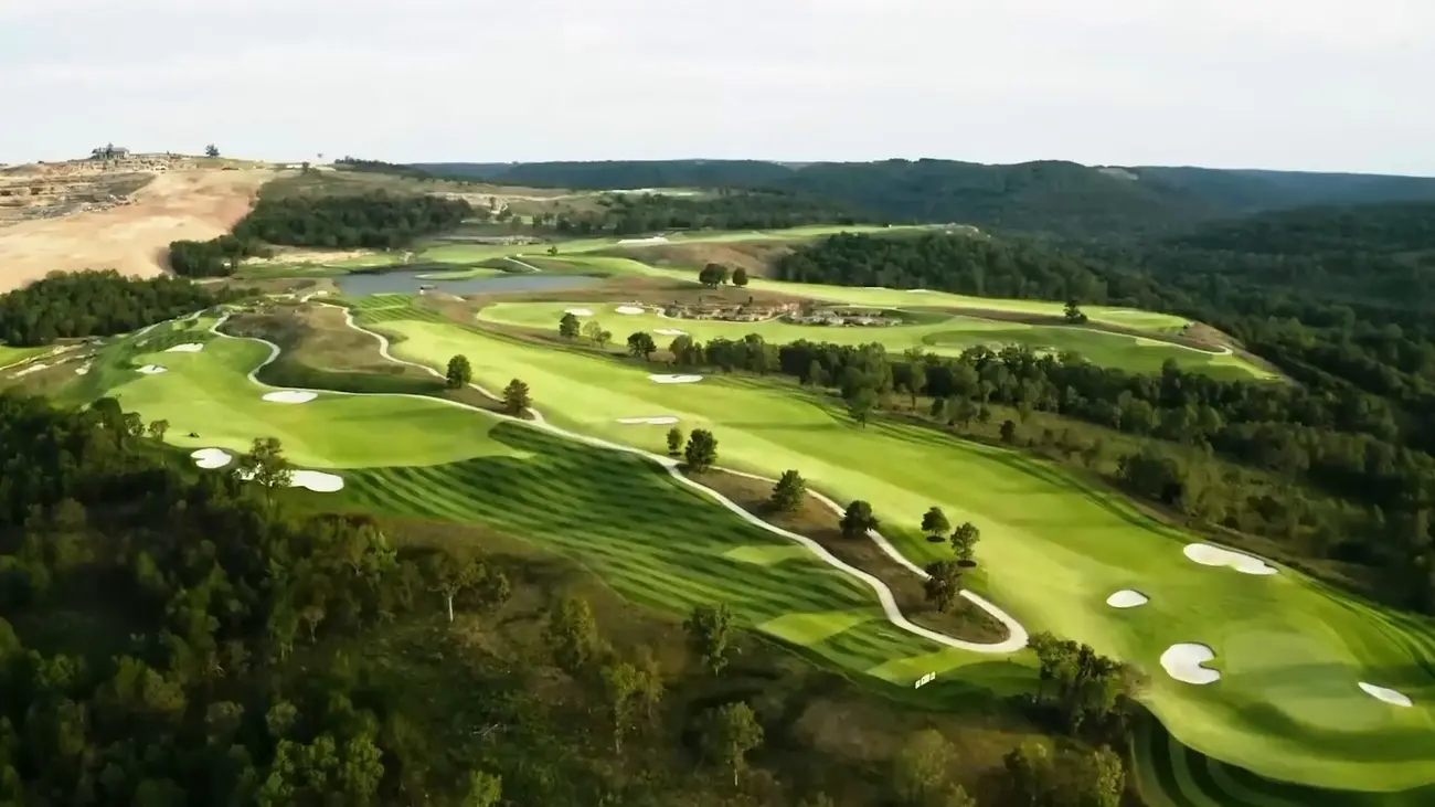 Sân golf tại Vinhomes Green Paradise Cần Giờ – trải nghiệm đỉnh cao và cảnh sắc tuyệt đẹp.