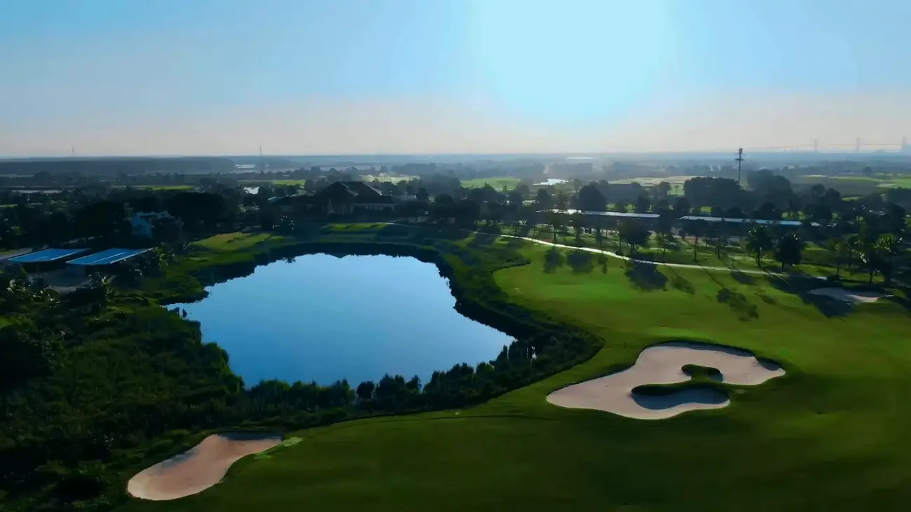 Toàn cảnh tuyệt đẹp của sân golf tại Vinhomes Green Paradise Cần Giờ, nơi hội tụ thiên nhiên và đẳng cấp.